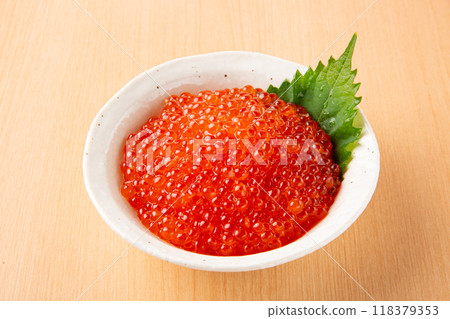 桌上的新鮮鮭魚子 118379353