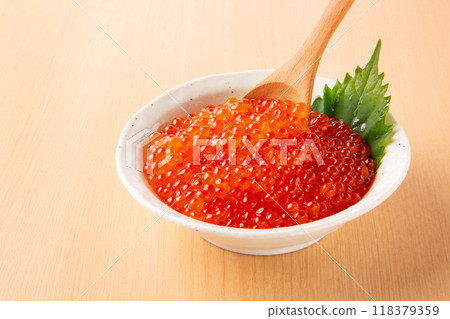 Scoop fresh salmon roe with a spoon 118379359