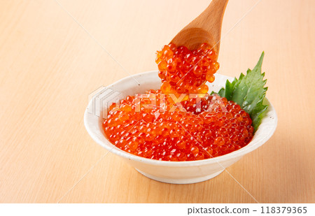 用湯匙舀起新鮮的鮭魚籽 118379365