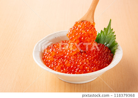 Scoop fresh salmon roe with a spoon 118379368