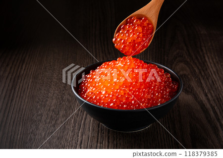 How much salmon roe can you scoop up with a spoon? How much salmon roe can you scoop up with a spoon? 118379385