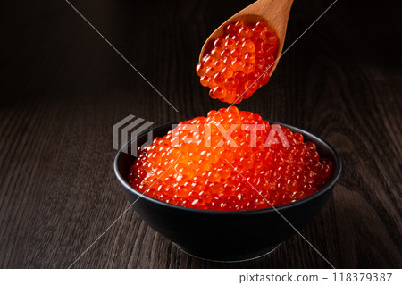 How much salmon roe can you scoop up with a spoon? 118379387