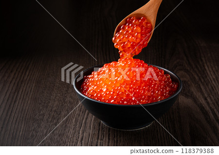 How much salmon roe can you scoop up with a spoon? How much salmon roe can you scoop up with a spoon? 118379388