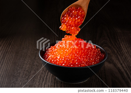 How much salmon roe can you scoop up with a spoon? 118379440