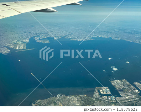 Tokyo Bay and the Aqua-Line viewed from the plane 118379622