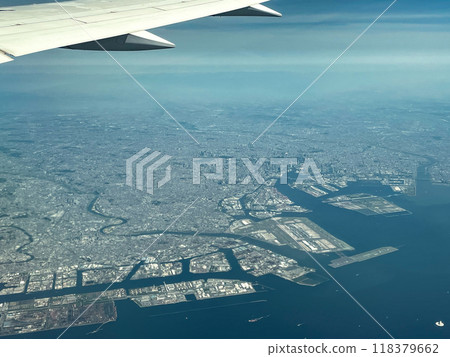 Tokyo Bay and Haneda Airport viewed from the plane 118379662