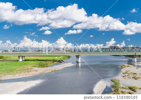 [東京]小田急線夏季運行，多摩川河床 118380185