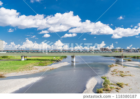 [東京]小田急線夏季運行，多摩川河床 118380187