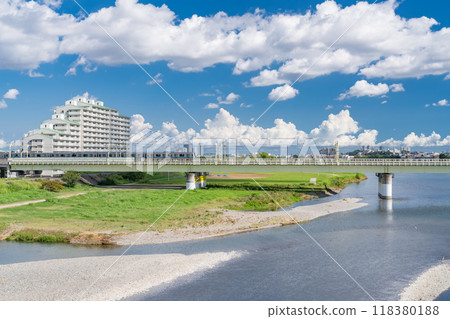 [東京]小田急線夏季運行，多摩川河床 118380188