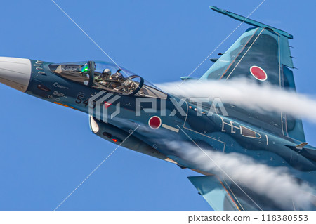戰鬥機在天空中飛行 118380553