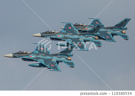 戰鬥機在天空中飛行 118380554