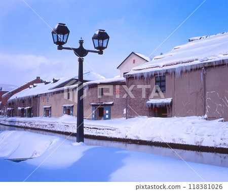 大冰柱的小樽運河和復古煤氣燈的冬景 118381026