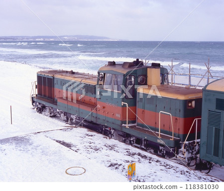 北部沿海火車站“北浜”站（JR北海道，Kushima幹線）最接近鄂霍次克海的漂流冰Norocco和雪景 118381030