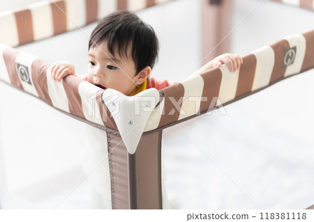 10個月大的男孩能扶住自己的腳嗎 118381118