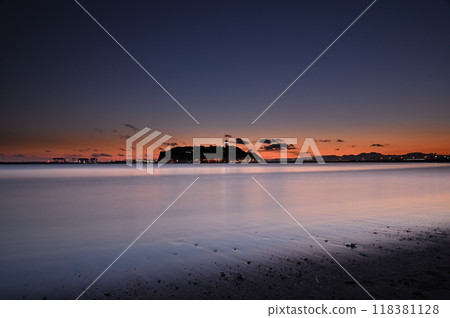Romantic sunset at Shichirigahama Beach and Enoshima 118381128