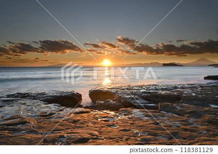 The geological formations of the Miura Peninsula and the spectacular seascape of Kamakura 118381129