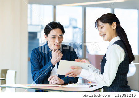 向中年男性推銷產品的女商人攝影合作：電波學園教育法人、東京電子專校 118381219