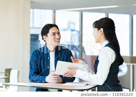 向中年男性推銷產品的女商人攝影合作：電波學園教育法人、東京電子專校 118381220