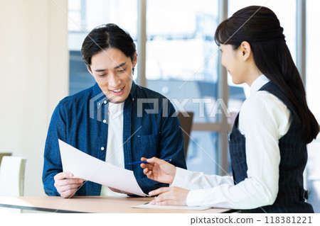 向中年男性推銷產品的女商人攝影合作：電波學園教育法人、東京電子專校 118381221