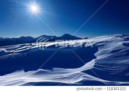 南阿爾卑斯山的修卡布里和白嶺三山、法王山和藥師嶽山脊線 118381322