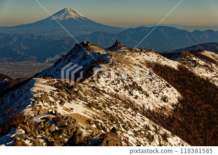 從南阿爾卑斯山、法王山、觀音岳所看到的夜光下的藥師山和富士山 118381585