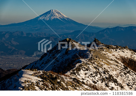 從南阿爾卑斯山、法王山、觀音岳所看到的夜光下的藥師山和富士山 118381586