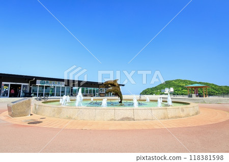 Toba Marche under clear skies in Toba City 118381598