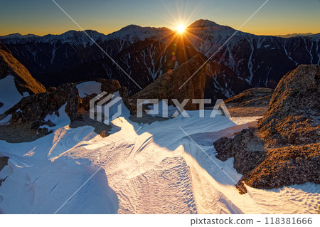 從南阿爾卑斯、法王山、藥師岳看到的白峰三山的夕陽 118381666