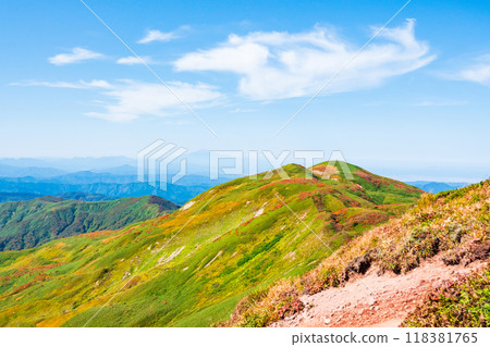 Climbing Mount Yakeishi in autumn (mountain summit): View towards Nishi-Yakeishi 118381765