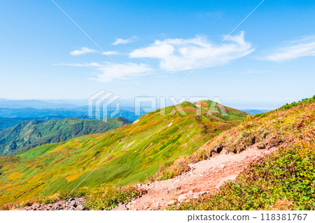 Climbing Mount Yakeishi in autumn (mountain summit): View towards Nishi-Yakeishi 118381767