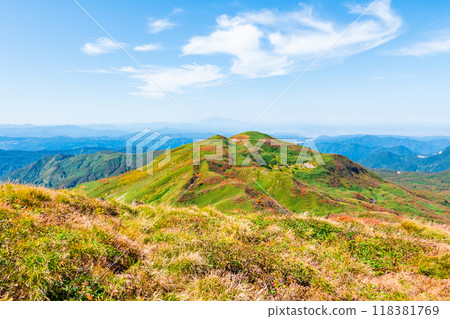 Climbing Mount Yakeishi in autumn (mountain summit): View towards Nishi-Yakeishi Climbing Mount Yakeishi in autumn (mountain summit): View towards Nishi-Yakeishi 118381769