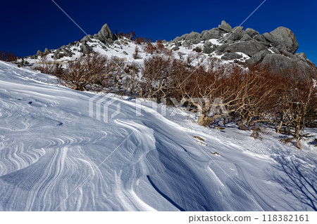 Southern Alps, Mount Houou, and Mount Yakushi in the harsh winter Southern Alps, Mount Houou, and Mount Yakushi in the harsh winter 118382161