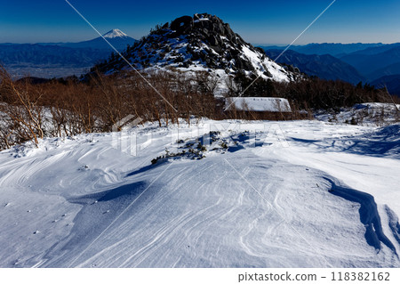 Mount Sunaharai and Mount Fuji seen from the Southern Alps, Mount Houou, and Mount Yakushi ridgeline 118382162