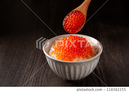 Put salmon roe on rice 118382255