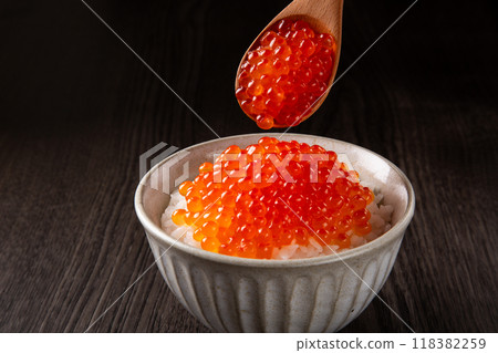 Put salmon roe on rice 118382259