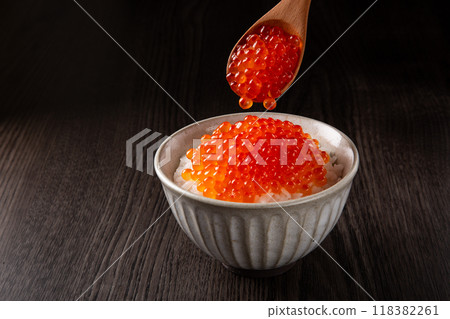 Put salmon roe on rice 118382261