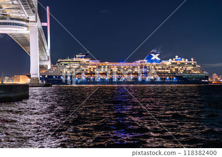 <Kanagawa Prefecture> Luxury cruise ship departing from Yokohama Port 118382400