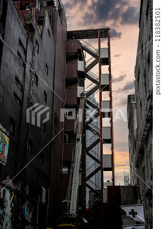夕陽照亮的城市景觀，露出的緊急樓梯 118382501