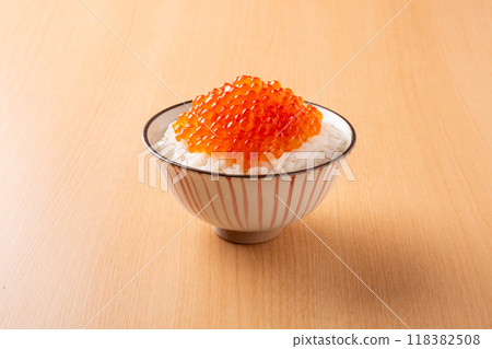 Salmon roe bowl on the table 118382508