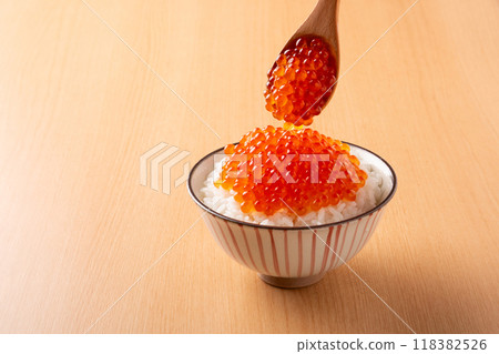 Salmon roe bowl on the table 118382526