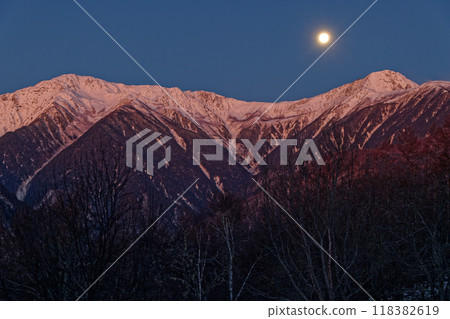 從夜叉神嶺看到的北岳、相岳和日出時的滿月 從夜叉神嶺看到的北岳、相岳和日出時的滿月 118382619