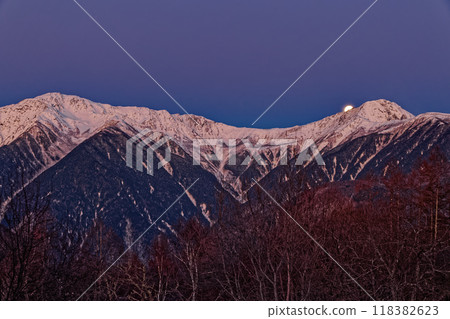The full moon setting over Kitadake at dawn as seen from Yashajin Pass 118382623