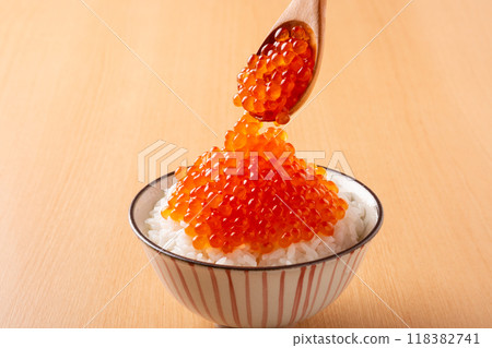 Salmon roe bowl on the table 118382741
