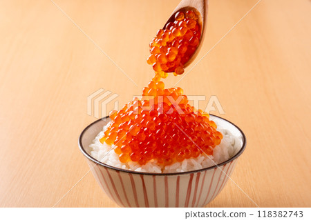 Salmon roe bowl on the table 118382743