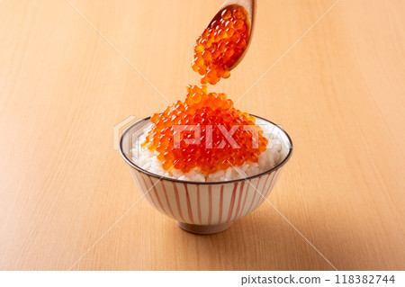 桌上的鮭魚子碗 118382744