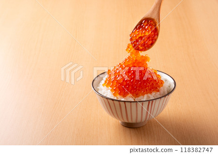 Salmon roe bowl on the table 118382747