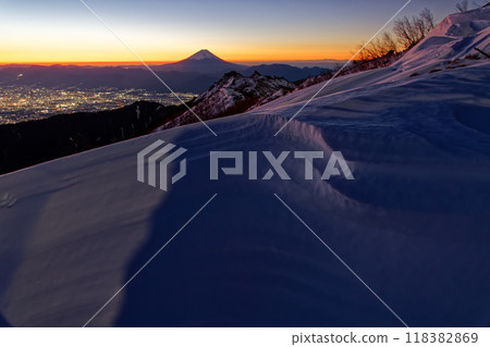 Mount Fuji at dawn as seen from Mount Houou and Mount Kannon in the Southern Alps in the harsh winter 118382869