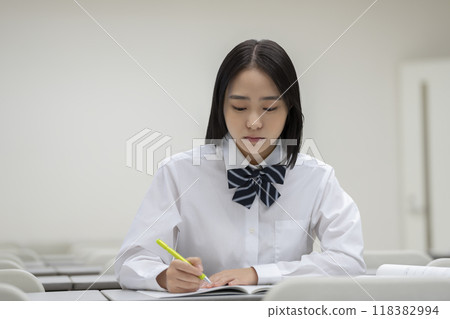 學習攝影的女高中生合作：有明教育藝術專門學校 118382994