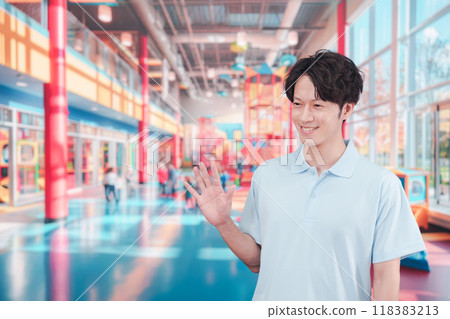 在兒童空間工作的年輕人 118383213