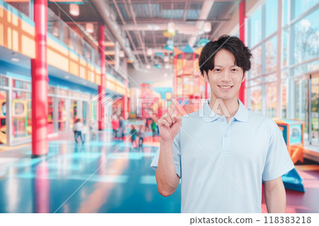 在兒童空間工作的年輕人 118383218